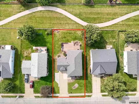 2010 Ridgeview Dr, Papillion, NE 68046