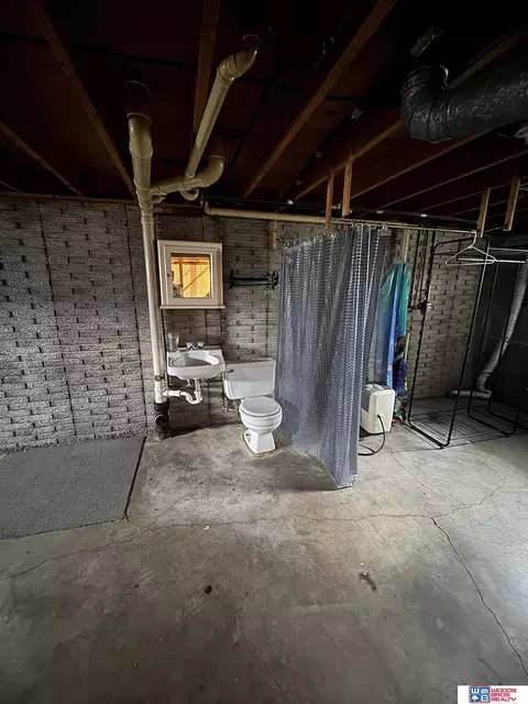 Bath - 1600-1602 Park St, Beatrice, NE 68310 photo 2 of 2