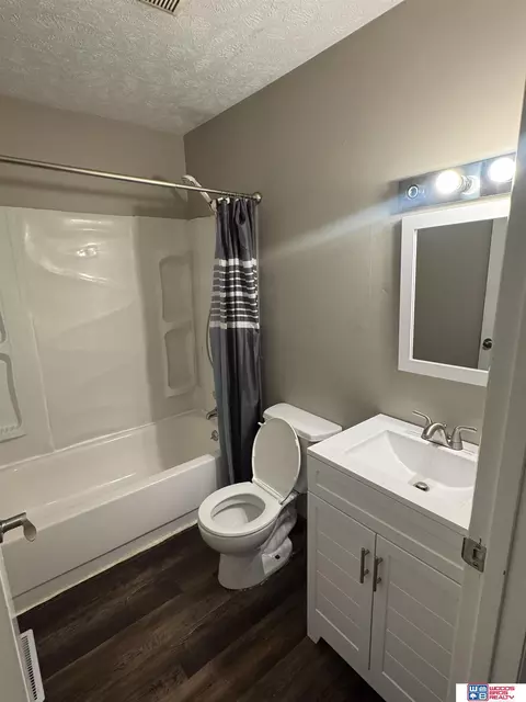 Bath - 1600-1602 Park St, Beatrice, NE 68310 photo 1 of 2