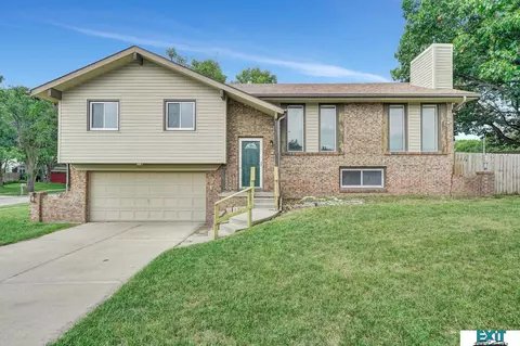 5701 Briar Rosa Dr, Lincoln, NE 68516