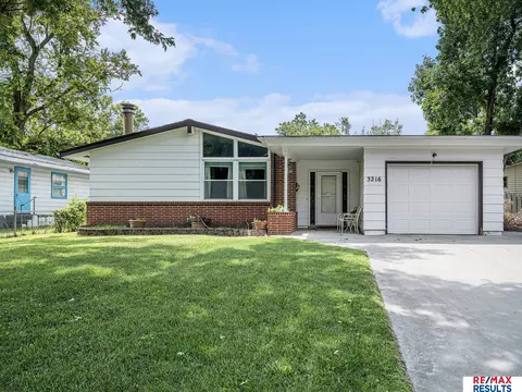 3216 Cottonwood Ln, Omaha, NE 68134