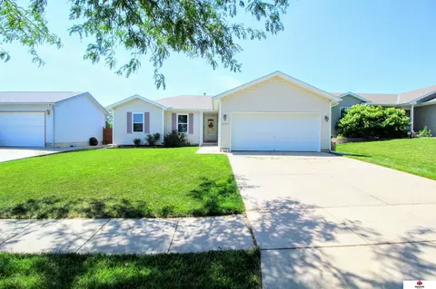 4137 W Thatcher Ln, Lincoln, NE 68528