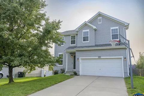 8812 S 67 St, Papillion, NE 68133