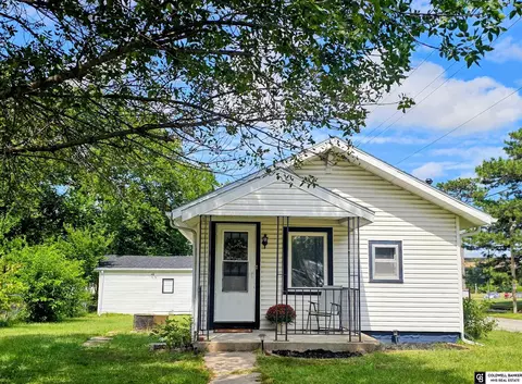 3294 Hitchcock St, Lincoln, NE 68503