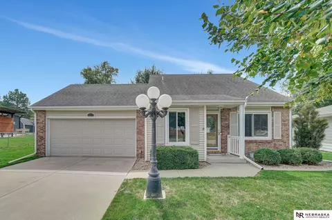 807 Daybreak Dr, Lincoln, NE 68505