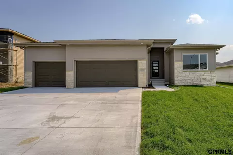 20605 Woodridge Dr, Gretna, NE 68028