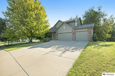605 Ruby Rd, Papillion, NE 68133 photo 2