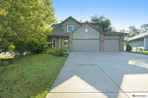 605 Ruby Rd, Papillion, NE 68133
