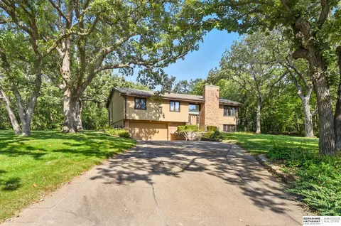 18811 Oak Ln, Gretna, NE 68028
