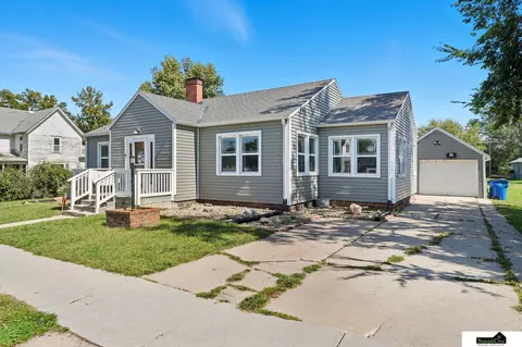 310 S Chestnut St, Friend, NE 68359