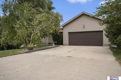 404 W 6th St, Kennard, NE 68034