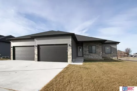 465 Half Moon Dr, Lincoln, NE 68527
