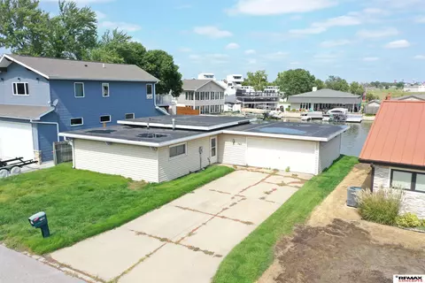 742 W Lakeshore Ct, Lincoln, NE 68528