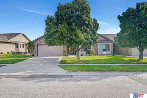 5524 Moor Dr, Lincoln, NE 68516