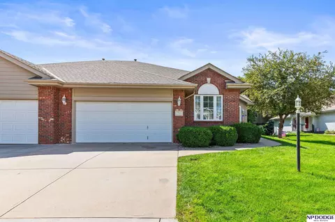 703 Manor Plz, Papillion, NE 68046