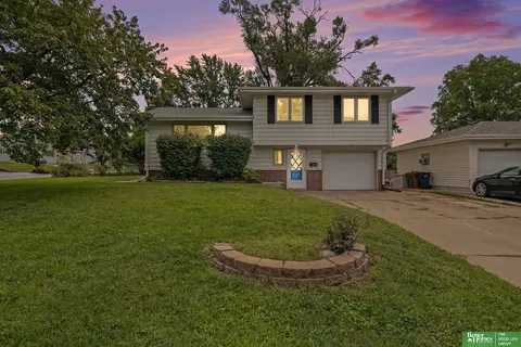 7217 Sun Valley Dr, Omaha, NE 68157