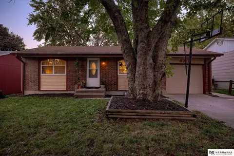 6212 Inverness Rd, Lincoln, NE 68512