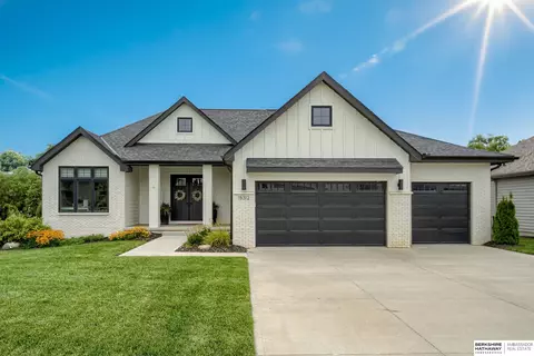 18312 Cheyenne Rd, Omaha, NE 68136