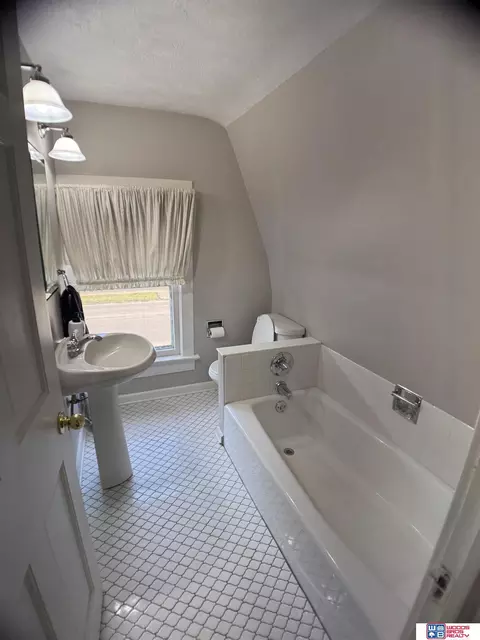 Bath - 522 N 12th St, Beatrice, NE 68310 photo 4 of 5