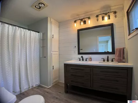 Bath - 522 N 12th St, Beatrice, NE 68310 photo 3 of 5
