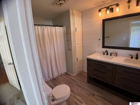 Bath - 522 N 12th St, Beatrice, NE 68310 photo 2 of 5