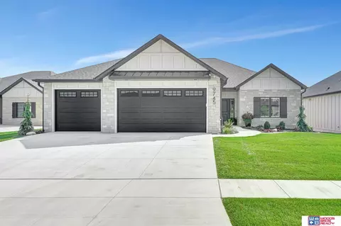 9745 Hillcrest Trl, Lincoln, NE 68520