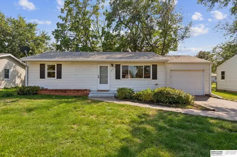 209 Highland Dr, Gretna, NE 68028