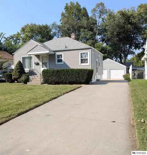 6786 Pratt St, Omaha, NE 68104