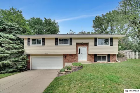 8420 Sandalwood Dr, Lincoln, NE 68520