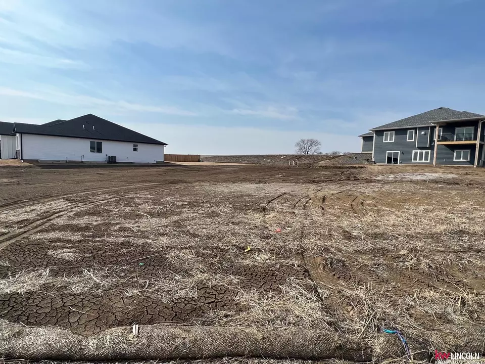  859 N 110th St, Lincoln, NE 68527 photo 2