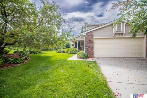 8125 Hickory Ln, Lincoln, NE 68510