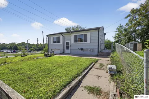 7201 James Ave, La Vista, NE 68128