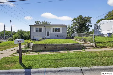 7201 James Ave, La Vista, NE 68128