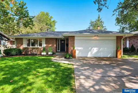 7330 Englewood Dr, Lincoln, NE 68510