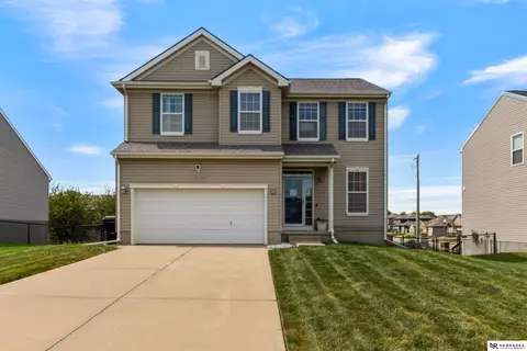 2404 Walnut Creek Dr, Papillion, NE 68046