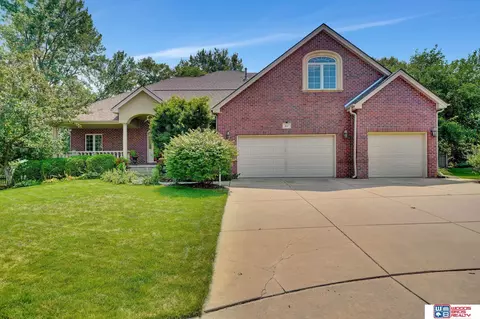 8011 Eastwood Ct, Lincoln, NE 68506