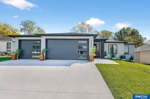 6255 Carveth Dr, Lincoln, NE 68516
