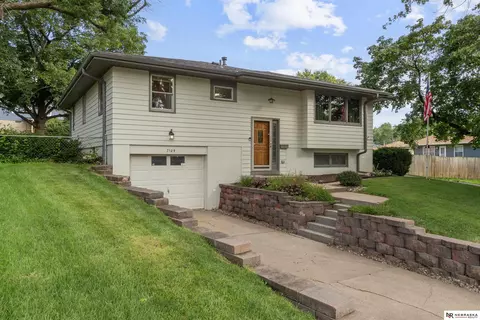 7109 Sun Valley Dr, Omaha, NE 68157