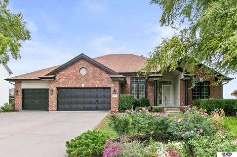 401 Castle Pine Dr, Papillion, NE 68133