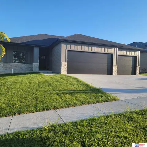 8915 Rock River Rd, Lincoln, NE 68520