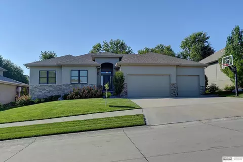 19819 Sherwood Cir, Gretna, NE 68028