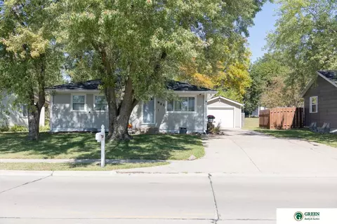 921 E Nobes Rd, York, NE 68467
