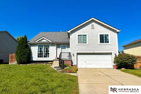 814 Clearwater Dr, Papillion, NE 68046