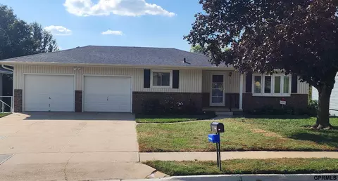 710 Pawnee Dr, Gretna, NE 68028