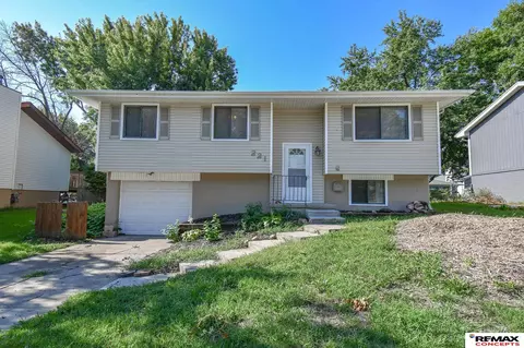 221 Mormon Trl, Lincoln, NE 68521
