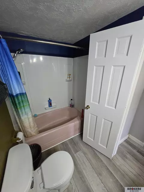 Bath - 2403 Elk St, Beatrice, NE 68310 photo 5 of 7