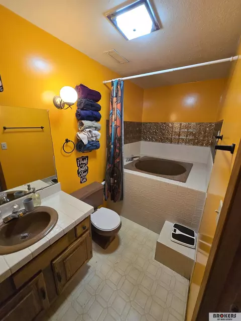 Bath - 2403 Elk St, Beatrice, NE 68310 photo 7 of 7