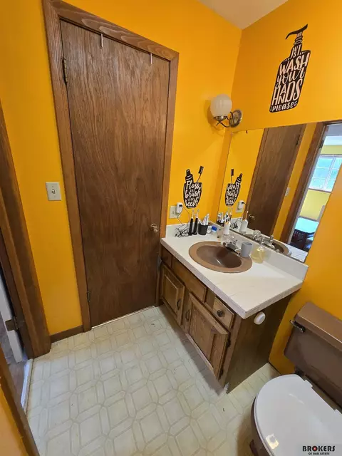 Bath - 2403 Elk St, Beatrice, NE 68310 photo 6 of 7
