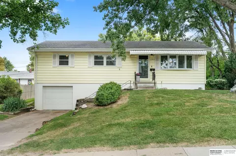 1741 Bowie Dr, Omaha, NE 68114