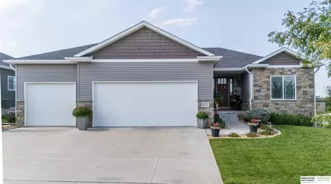 9333 Dutch Mill Ln, Lincoln, NE 68516